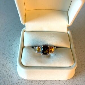 White gold ring with brown and yellow topaz stones